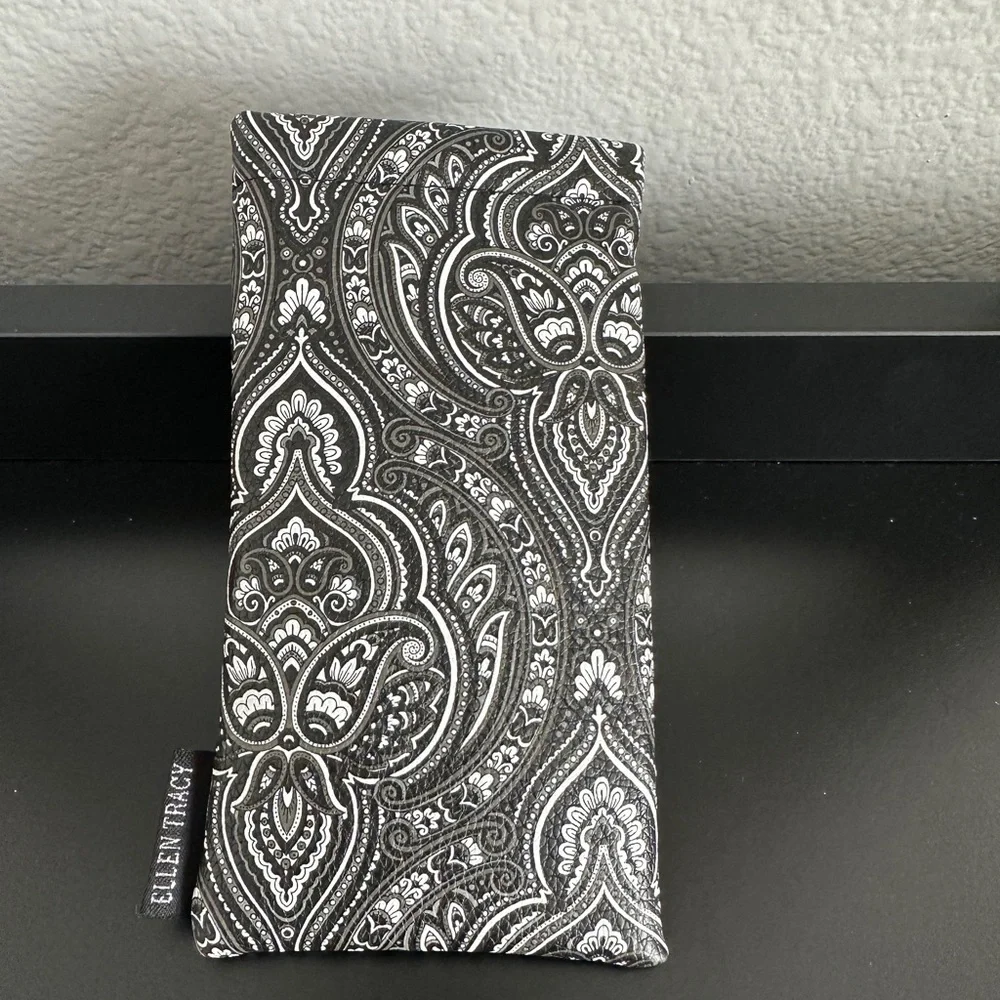 Elegant Black and White Paisley Glasses Pouch